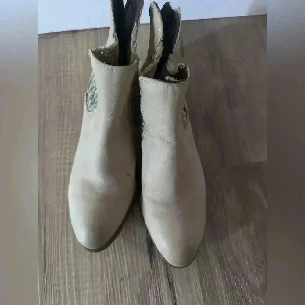 Sbicca Vintage Collection Beige Ankle Boots Braided Detail Women’s Size 6 Casual